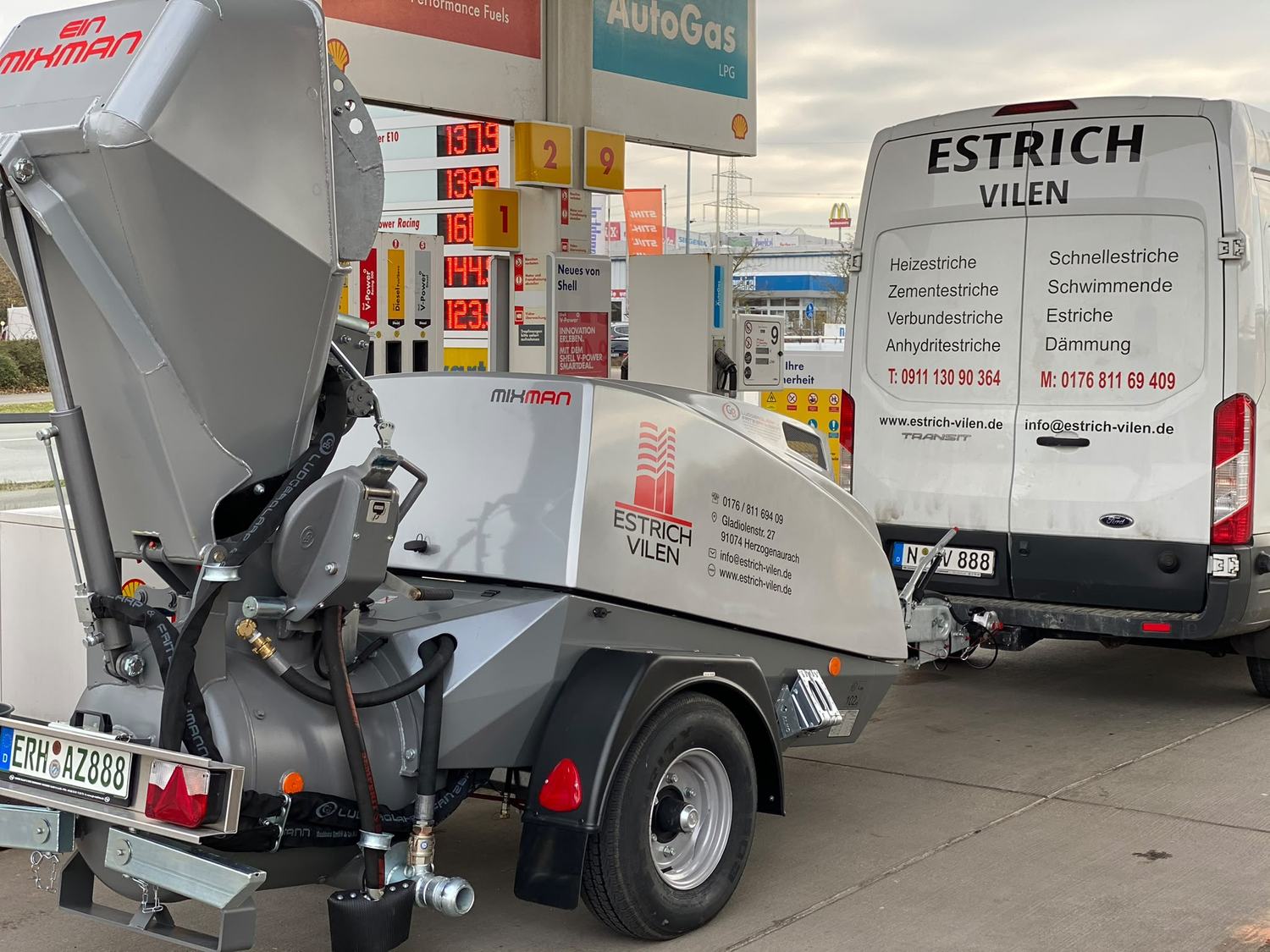 Estrichmaschine auf dem Anhänger neben dem Transporter von Estrich Vilen